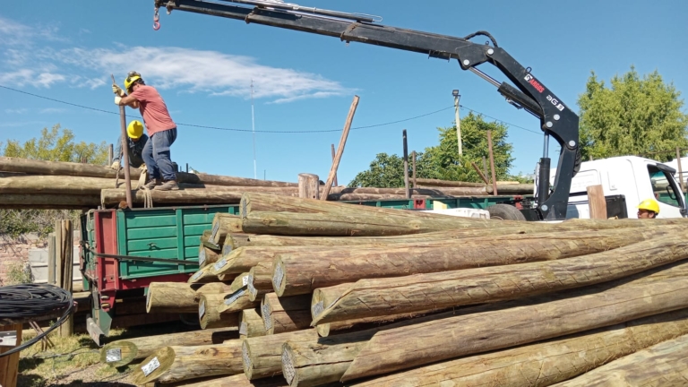 Descarga de postes eléctricos mayorista en obra eléctrica – cliente empresa EDERSA